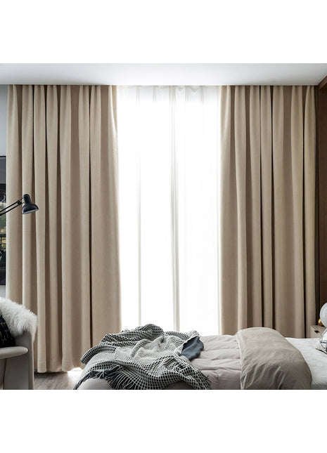 ein Schlafzimmer mit einem ordentlich gemachten Bett und einem großen Fenster