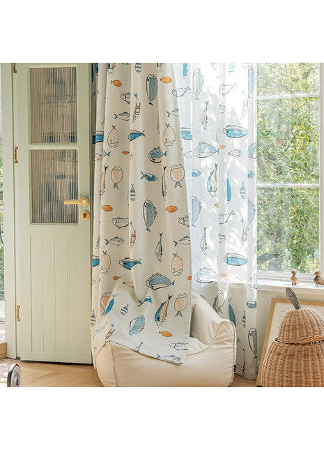 ein Wohnzimmer mit einem Sessel und einem Fenster