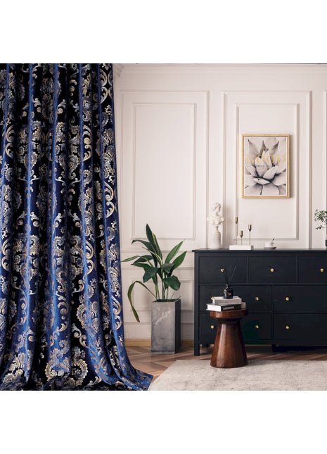 ein Wohnzimmer mit einer schwarzen Kommode und einem blauen Vorhang