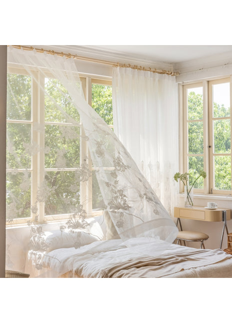 ein Bett mit weißem Baldachin in einem Schlafzimmer
