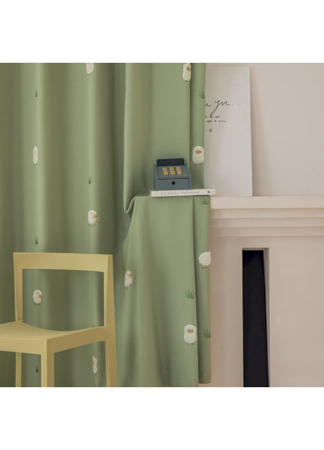 ein Stuhl und ein Tisch in einem Zimmer