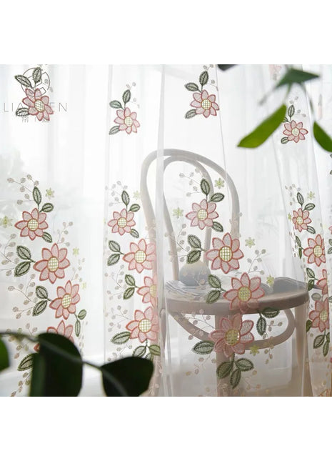 Transparenter Vorhang mit rosa Blumen zur Dekoration