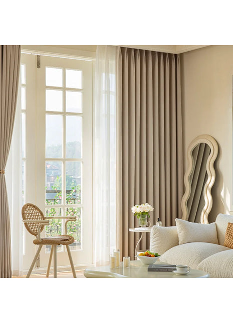 Beige Vorhänge für ein modernes Schlafzimmer