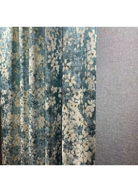 Romantischer blauer und weißer Vorhang