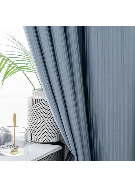 Moderner, eleganter blauer Vorhang