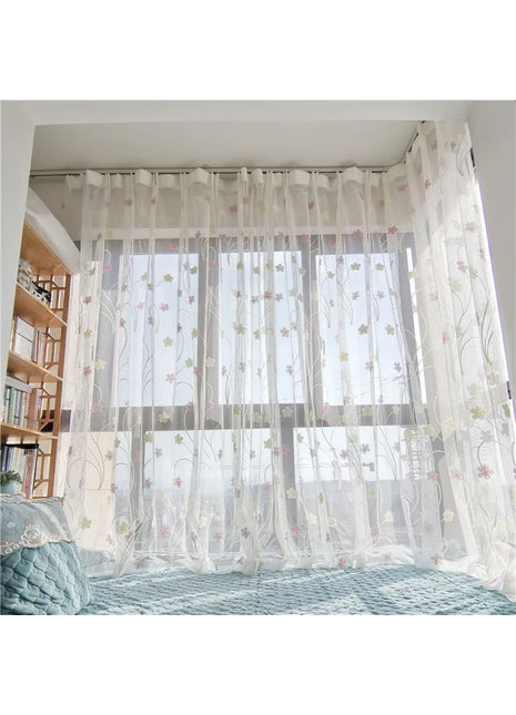 Transparenter Vorhang mit weißem Blumenmuster fürs Schlafzimmer