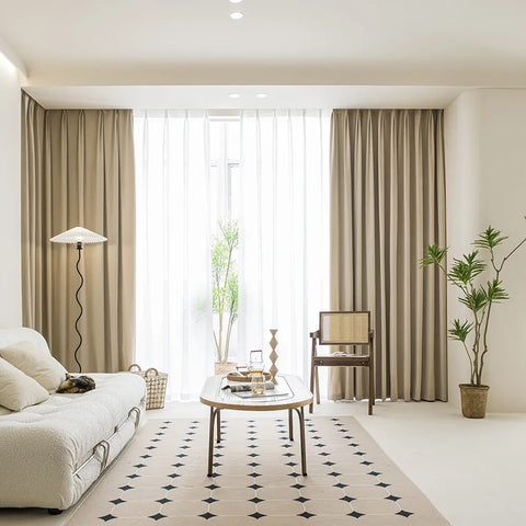 Eleganter beigefarbener Samtvorhang