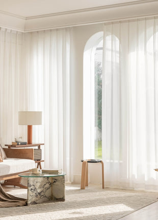 ein Wohnzimmer voller Möbel und einem großen Fenster