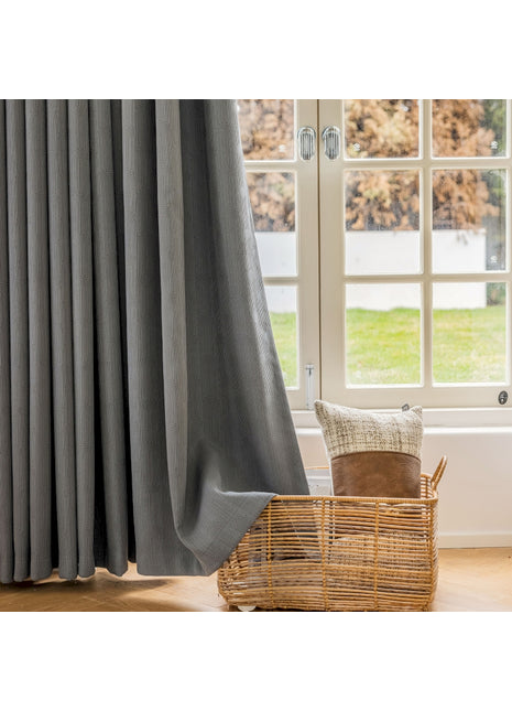 Ein Stuhl und ein Korb vor einem Fenster