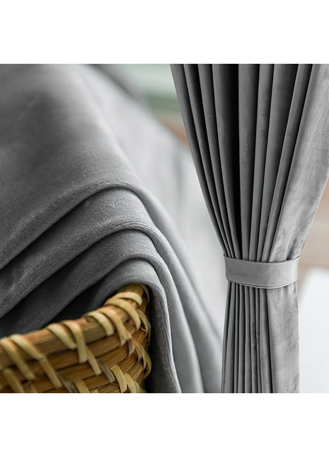 Rideau velours gris perle occultant dans un salon, près d'un panier en osier