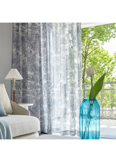 ein Wohnzimmer mit einer Couch und einer Vase mit einer Blume darin