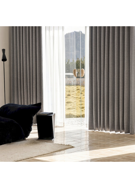 ein Wohnzimmer mit einer großen Glasschiebetür