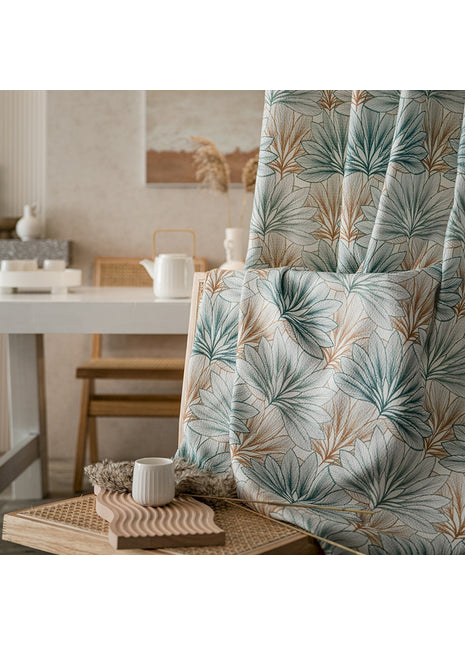 ein Wohnzimmer mit einem Stuhl und einem Tisch