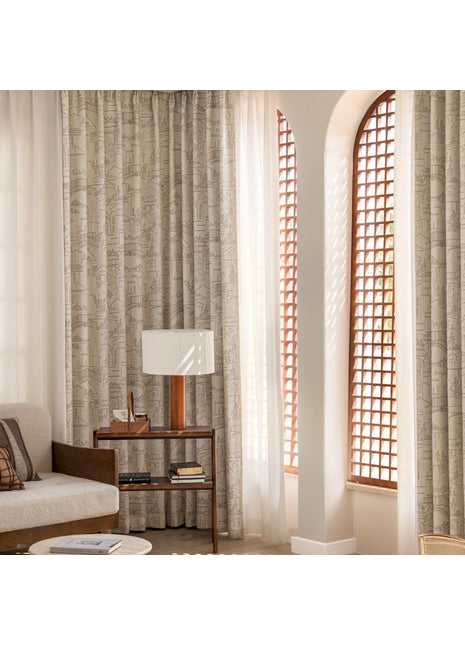 ein Wohnzimmer voller Möbel und ein hohes Fenster