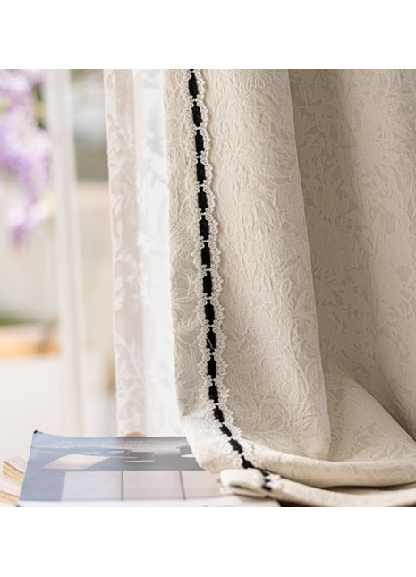 Rideau occultant blanc crème à jacquard floral et bordure noire au crochet