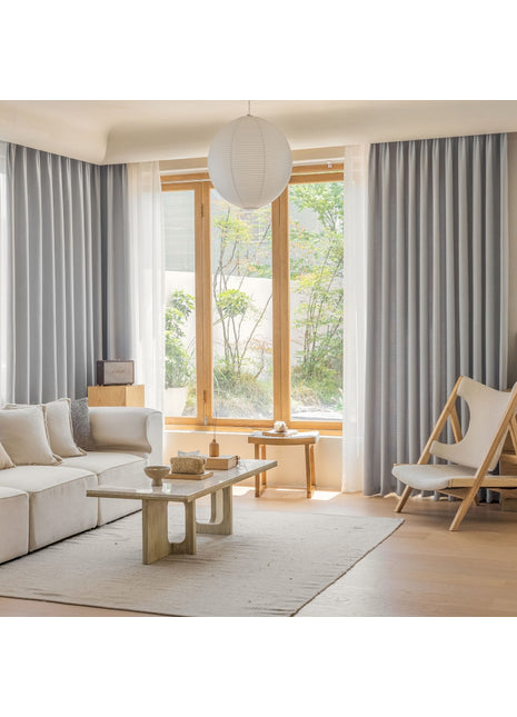 ein Wohnzimmer voller Möbel und einem großen Fenster