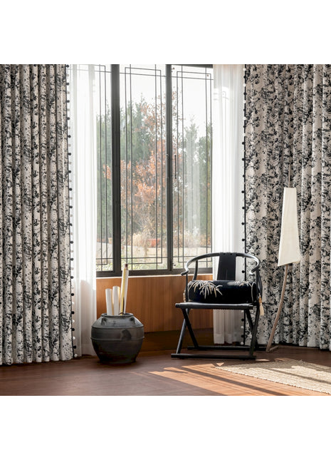 ein Wohnzimmer mit einem Sessel und einem großen Fenster