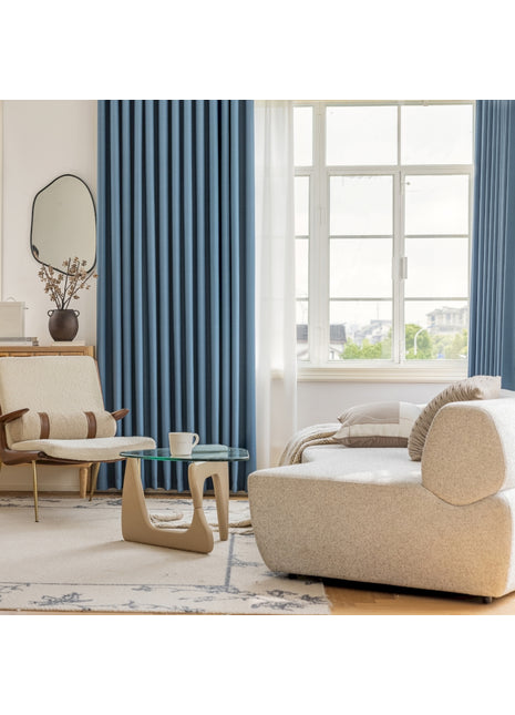 ein Wohnzimmer voller Möbel und einem großen Fenster