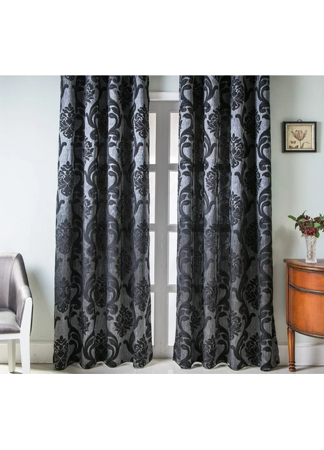 ein Wohnzimmer mit einem Sessel und einem Fenster