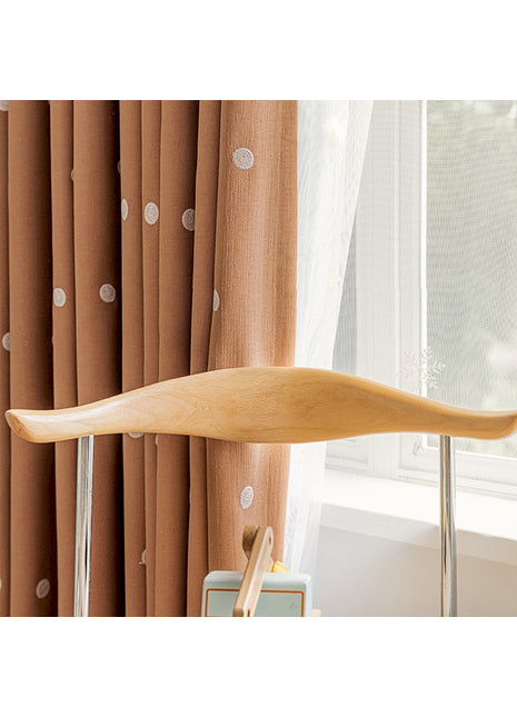 Ein Holzpaddel lag auf einem Tisch neben einem Fenster.