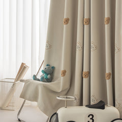 Ein Teddybär sitzt auf einem Spielzeugauto