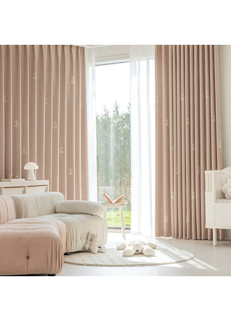 ein Wohnzimmer voller Möbel und einem großen Fenster