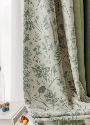 ein Fenster mit einem Vorhang und einer Vase mit Perlen darauf