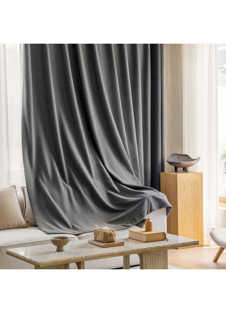 ein Wohnzimmer mit Sofa und Tisch