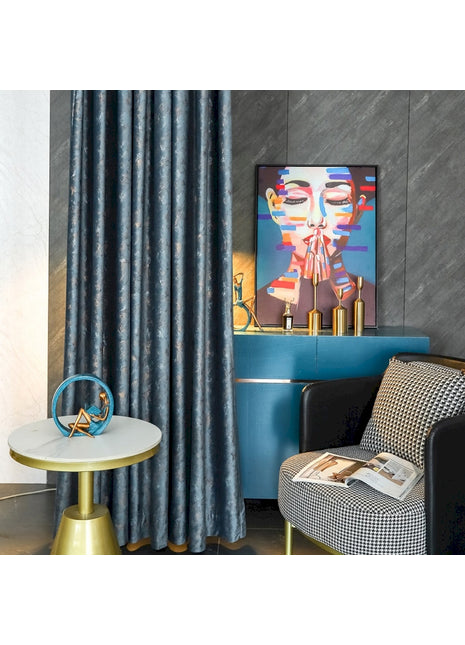 ein Wohnzimmer mit einem Sessel und einem Gemälde an der Wand