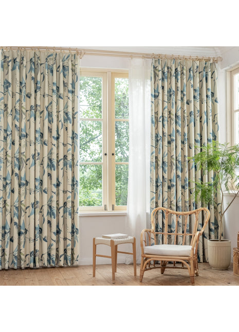 ein Wohnzimmer mit einem Sessel und einem Fenster