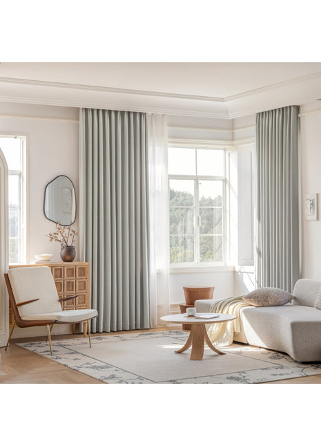 ein Wohnzimmer voller Möbel und einem großen Fenster