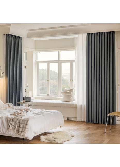 ein Schlafzimmer mit einem Bett und einem Fenster