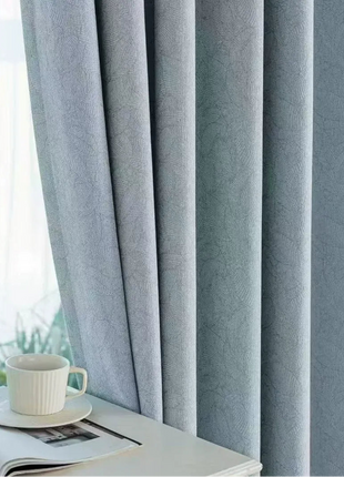 Eleganter moderner blauer Vorhang