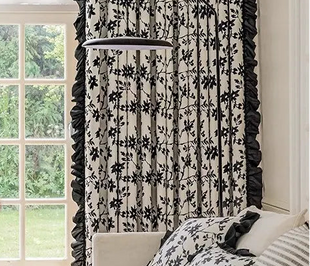 Verdunkelungsvorhang mit schwarzen Blumen aus glattem Chenille