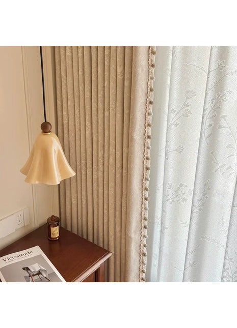 Beigefarbener Ton-in-Ton-Vorhang mit Blumenmuster für das Schlafzimmer