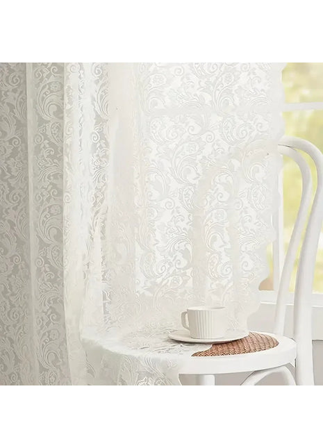 Weißer, transparenter Vorhang mit eleganten Mustern