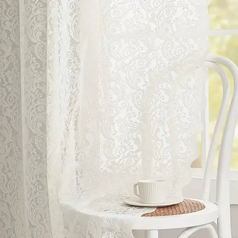 Weißer, transparenter Vorhang mit eleganten Mustern