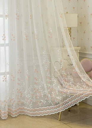 Transparentes Trend-Haus aus weißer Spitze