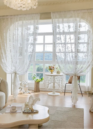 Weißer Schleier mit beigefarbenen Blumen im romantischen Stil für das Schlafzimmer