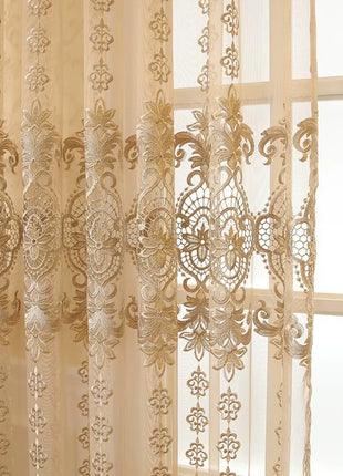 Transparentes Wohnzimmer mit goldener Stickerei