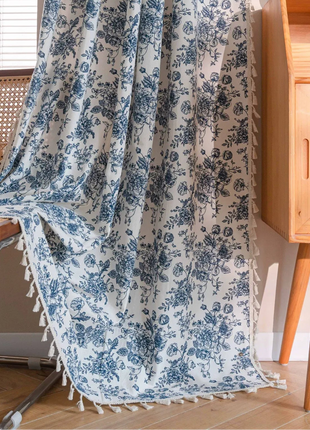 Moderner weißer und blauer Vorhang