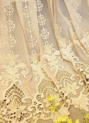 Transparentes Wohnzimmer mit goldener Stickerei