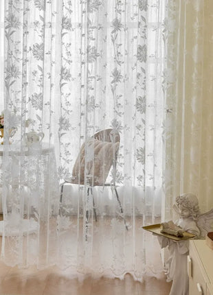 Weißer Schleier mit beigefarbenen Blumen im romantischen Stil für das Schlafzimmer