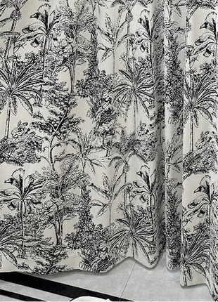 Wollvorhang mit schwarz-weißem Blumenmuster