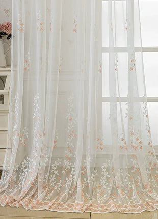 Transparentes Trend-Haus aus weißer Spitze