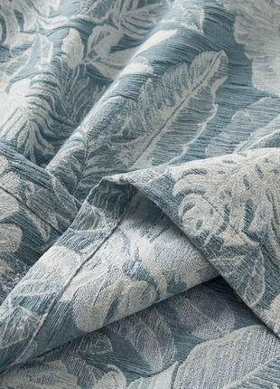Hellblauer Verdunkelungsvorhang im zeitgenössischen Stil