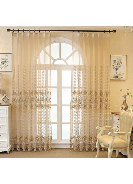 Transparentes Wohnzimmer mit goldener Stickerei