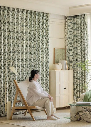 Verdunkelungsvorhang mit schwarzen Blumen aus glattem Chenille