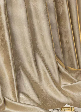 Eleganter goldbeiger Vorhang
