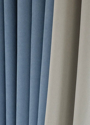 Blauer und weißer Vorhang